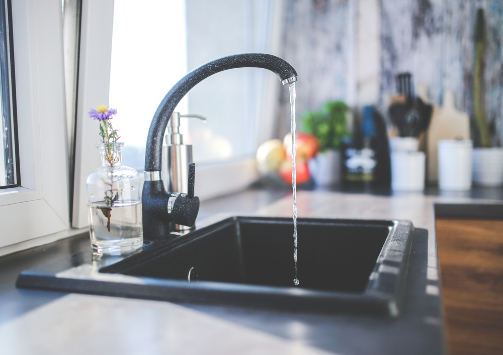 Moderne Küche mit Wasserhahn, effektive, nachhaltige Wasseraufbereitung im Alltag